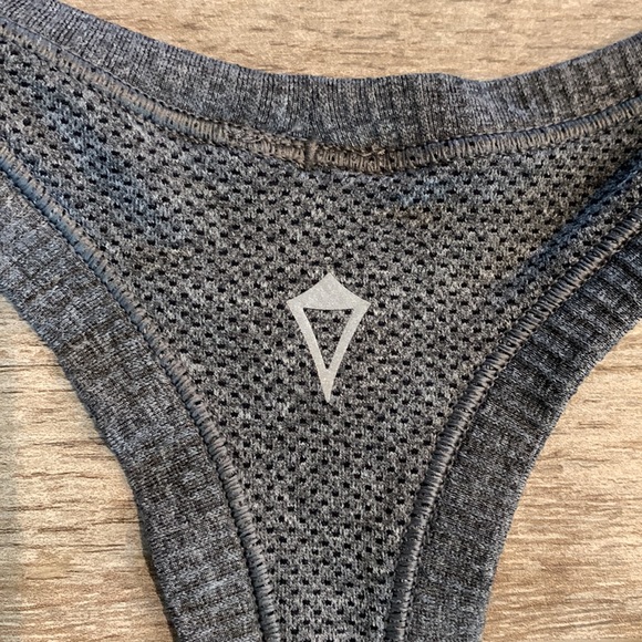 Ivivva fly tech girls size 8 tanktop. EUC - Picture 4 of 5